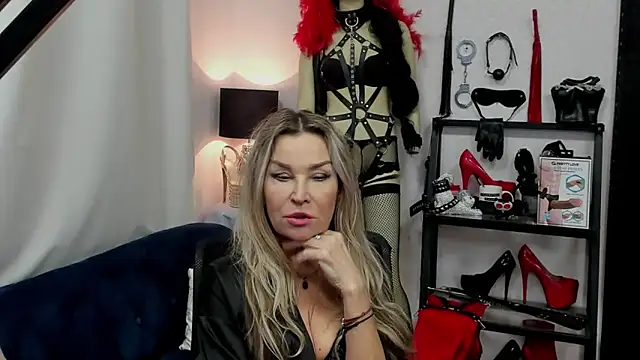 Snapshot of crystaLUX chatting on January 8, 2025, 9:10 am crystaLUX online show from January 8, 2025, 9:10 am