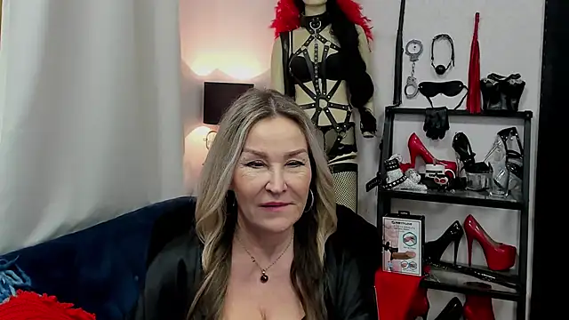 Snapshot of crystaLUX chatting on January 21, 2025, 9:03 am crystaLUX online show from January 21, 2025, 9:03 am