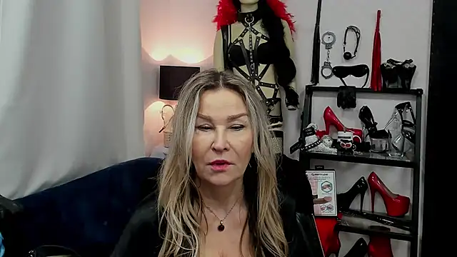 Snapshot of crystaLUX chatting on January 23, 2025, 5:45 am crystaLUX online show from January 23, 2025, 5:45 am
