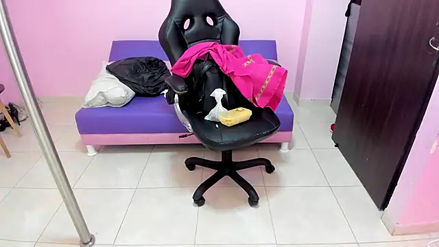 MATURE WHOR33 online show from November 17, 2025, 11:49 am