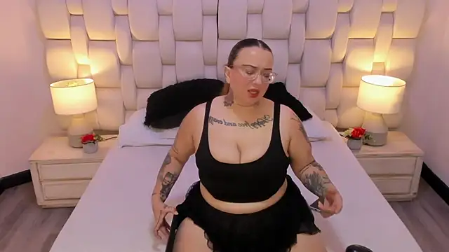 MiaYMolly online show from November 15, 2025, 7:43 pm