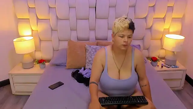 MiaYMolly online show from December 5, 2025, 6:55 am