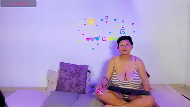 MiaYMolly online show from April 9, 2026, 2:33 am