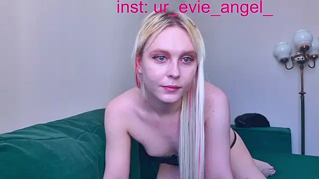 Snapshot of Evelyn_rabbit chatting on May 6, 2026, 8:19 am Evelyn rabbit online show from May 6, 2026, 8:19 am