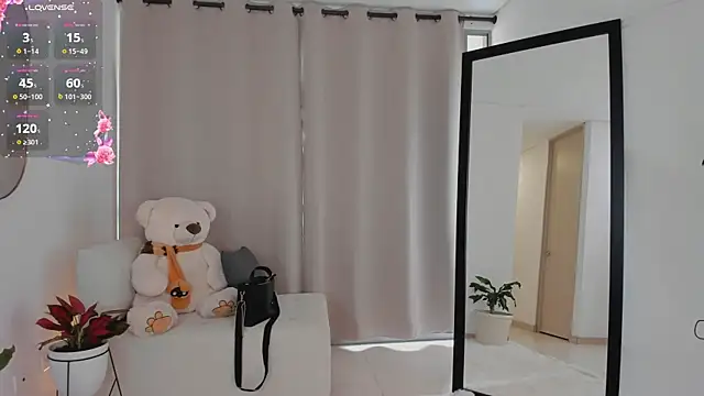 roxie gates  online show from October 10, 2025, 6:29 pm