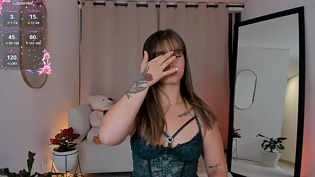 roxie gates  online show from November 12, 2025, 12:55 am