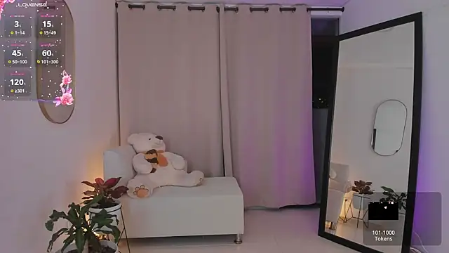 roxie gates  online show from November 19, 2025, 10:54 pm