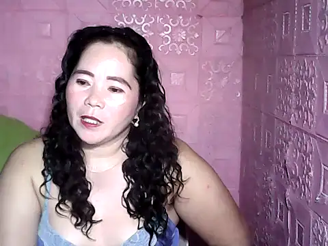 Snapshot of hotpusie_4u chatting on November 15, 2025, 5:27 am hotpusie 4u online show from November 15, 2025, 5:27 am