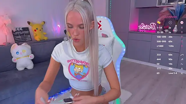 Snapshot of mikkixmeow chatting on February 10, 2025, 9:36 am mikkixmeow online show from February 10, 2025, 9:36 am