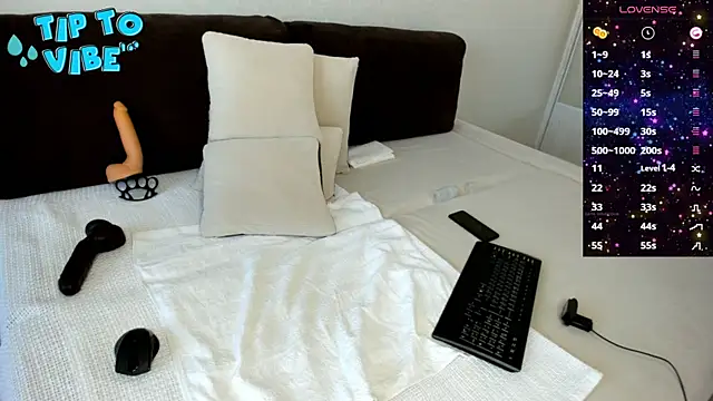 Snapshot of Smallnipples chatting on October 17, 2025, 6:27 am Smallnipples online show from October 17, 2025, 6:27 am