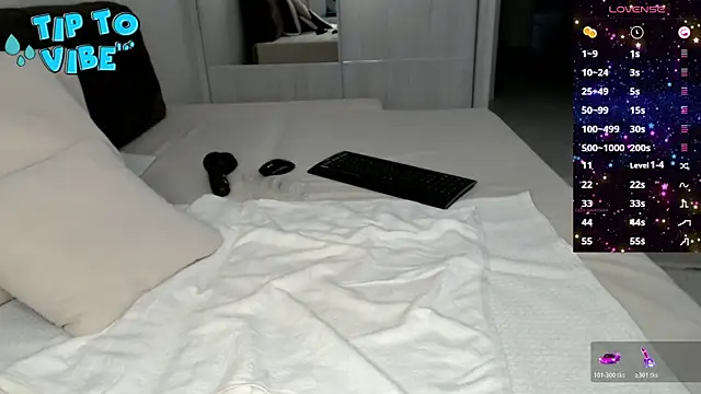 Snapshot of Smallnipples chatting on November 8, 2025, 9:31 am Smallnipples online show from November 8, 2025, 9:31 am