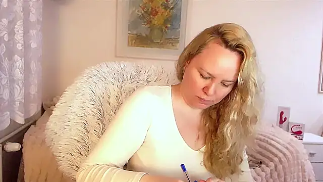 Snapshot of Sarah4you chatting on January 24, 2025, 5:42 pm Sarah4you online show from January 24, 2025, 5:42 pm