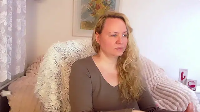 Snapshot of Sarah4you chatting on January 28, 2025, 12:47 am Sarah4you online show from January 28, 2025, 12:47 am