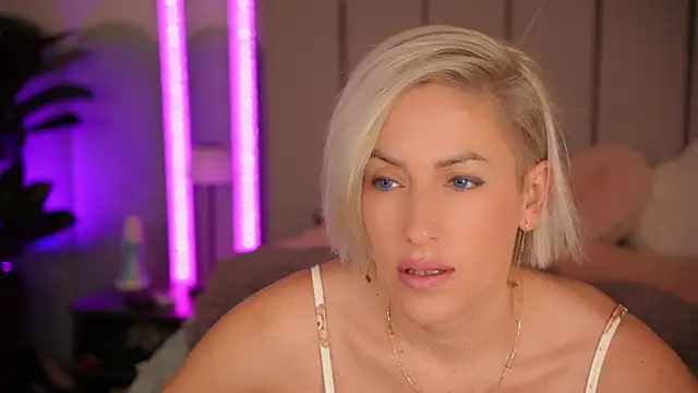 VickySecret96 online show from November 20, 2025, 5:45 pm