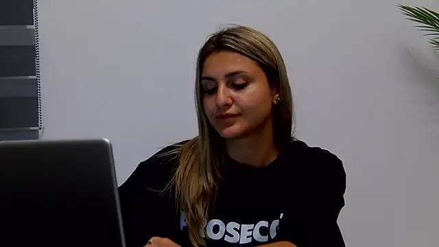 NicolePlay online show from May 30, 2026, 8:28 pm