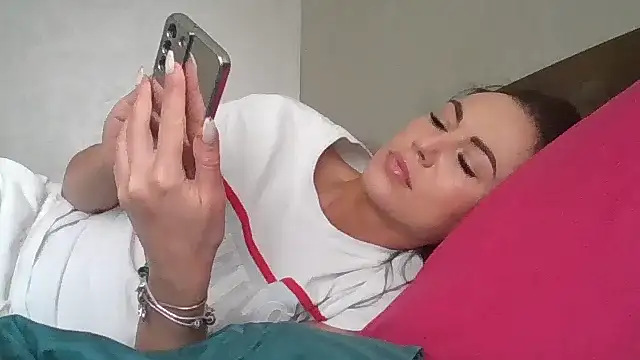 JulianaGold1 online show from February 6, 2025, 12:05 pm