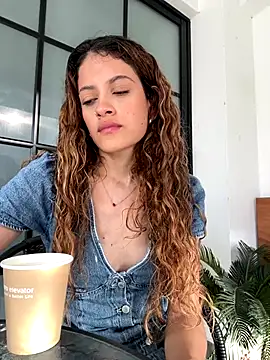 alana15 online show from October 20, 2025, 9:26 pm