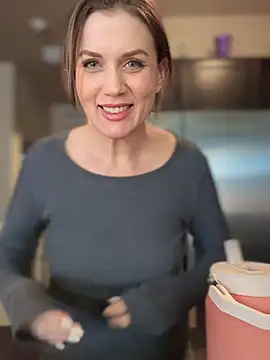 MaiseKnox online show from January 5, 2025, 6:45 pm