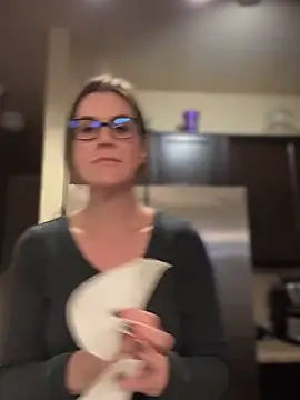 MaiseKnox online show from February 5, 2025, 1:04 am