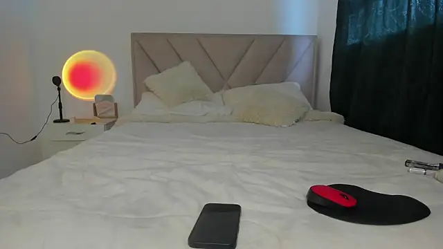 Dephne   online show from September 29, 2025, 8:02 pm