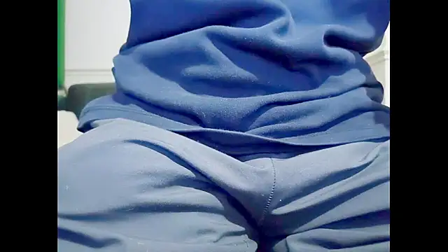 Snapshot of hairyuncut00 chatting on October 9, 2025, 7:34 pm hairyuncut00 online show from October 9, 2025, 7:34 pm