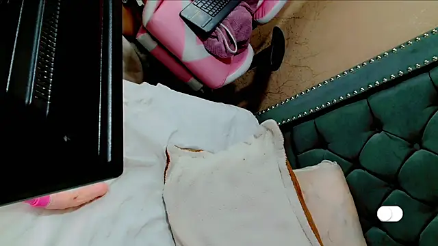 Imannejulienne online show from December 24, 2024, 12:22 pm