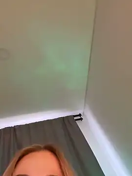 Snapshot of curchez_ chatting on February 17, 2025, 8:26 pm curchez online show from February 17, 2025, 8:26 pm