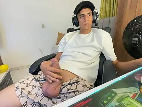 Snapshot of Max_TheHorseDick chatting on January 2, 2025, 5:46 am Max TheHorseDick online show from January 2, 2025, 5:46 am