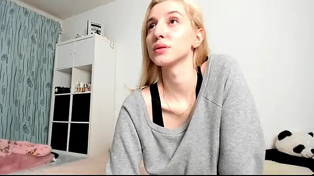 Snapshot of KenzieDawton chatting on December 17, 2024, 7:04 pm KenzieDawton online show from December 17, 2024, 7:04 pm
