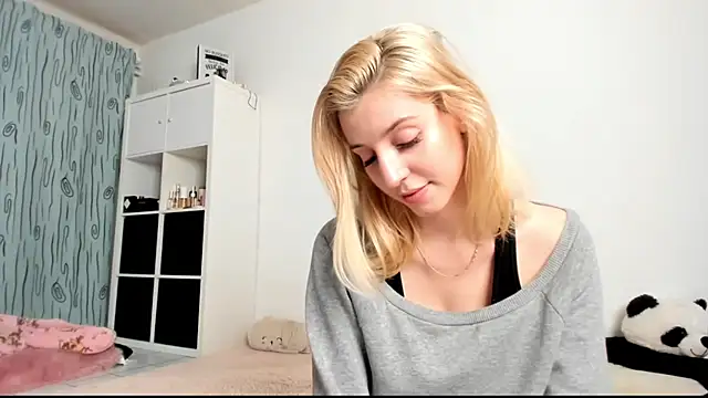 Snapshot of KenzieDawton chatting on December 17, 2024, 10:11 pm KenzieDawton online show from December 17, 2024, 10:11 pm