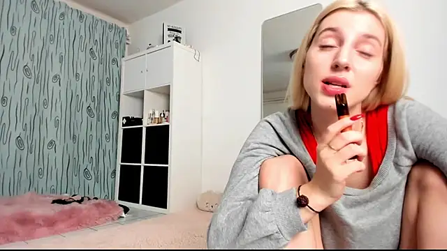Snapshot of KenzieDawton chatting on December 20, 2024, 4:42 am KenzieDawton online show from December 20, 2024, 4:42 am