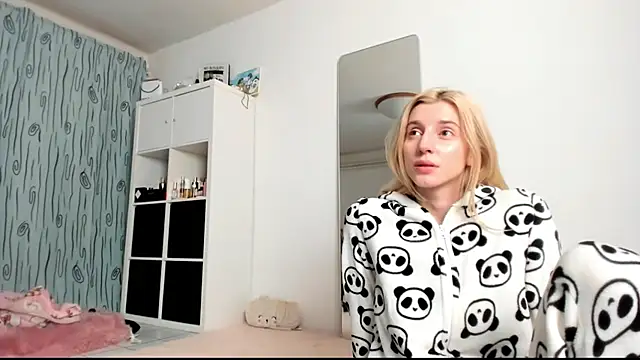 Snapshot of KenzieDawton chatting on January 10, 2025, 5:15 am KenzieDawton online show from January 10, 2025, 5:15 am