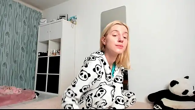 Snapshot of KenzieDawton chatting on January 15, 2025, 5:08 am KenzieDawton online show from January 15, 2025, 5:08 am
