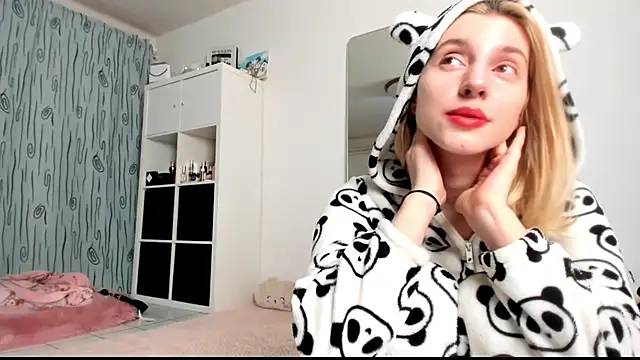 Snapshot of KenzieDawton chatting on January 19, 2025, 5:15 am KenzieDawton online show from January 19, 2025, 5:15 am