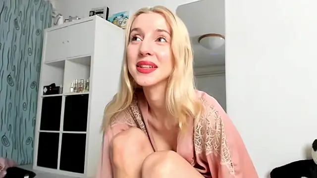 Snapshot of KenzieDawton chatting on September 8, 2025, 7:46 pm KenzieDawton online show from September 8, 2025, 7:46 pm