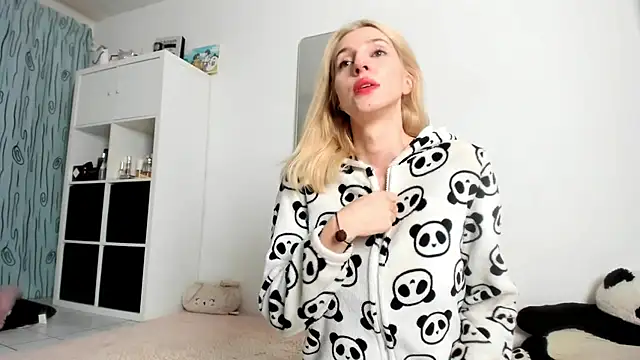 Snapshot of KenzieDawton chatting on October 5, 2025, 8:01 am KenzieDawton online show from October 5, 2025, 8:01 am