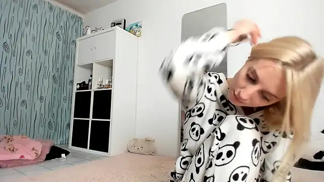 Snapshot of KenzieDawton chatting on October 6, 2025, 8:06 pm KenzieDawton online show from October 6, 2025, 8:06 pm