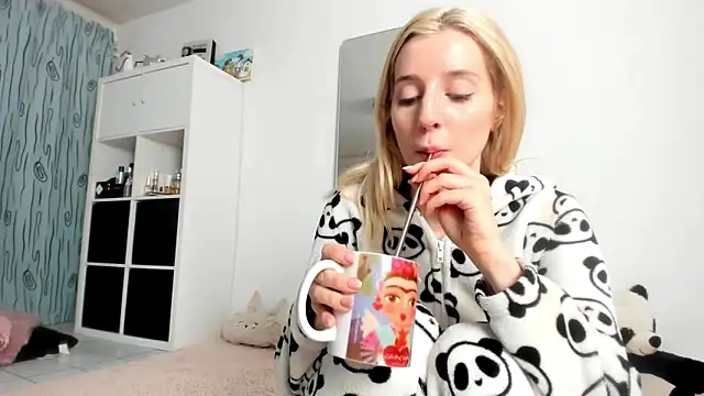 Snapshot of KenzieDawton chatting on October 8, 2025, 5:49 am KenzieDawton online show from October 8, 2025, 5:49 am