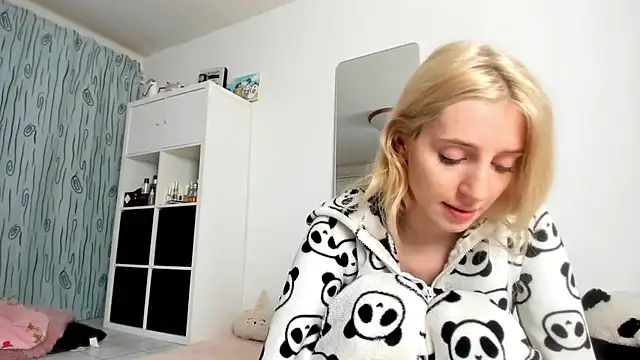 Snapshot of KenzieDawton chatting on October 9, 2025, 6:11 am KenzieDawton online show from October 9, 2025, 6:11 am