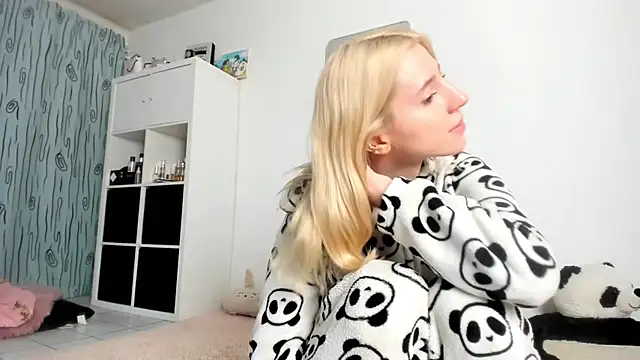 Snapshot of KenzieDawton chatting on October 10, 2025, 6:01 am KenzieDawton online show from October 10, 2025, 6:01 am