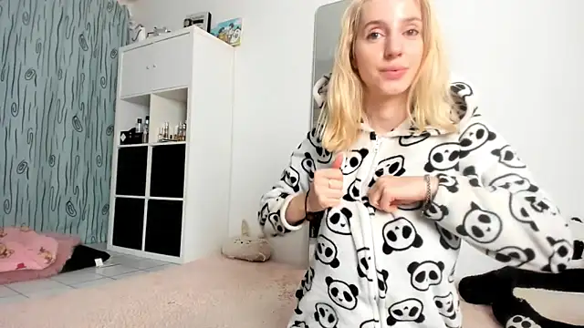 Snapshot of KenzieDawton chatting on October 11, 2025, 6:12 am KenzieDawton online show from October 11, 2025, 6:12 am