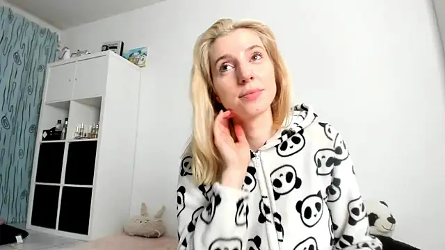 Snapshot of KenzieDawton chatting on October 12, 2025, 6:34 am KenzieDawton online show from October 12, 2025, 6:34 am