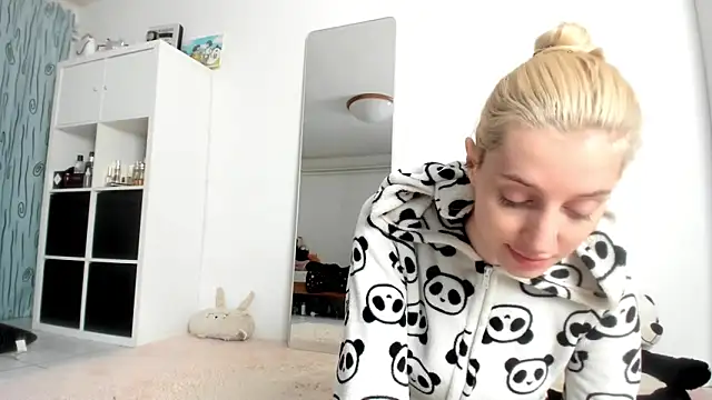 Snapshot of KenzieDawton chatting on October 13, 2025, 6:24 am KenzieDawton online show from October 13, 2025, 6:24 am