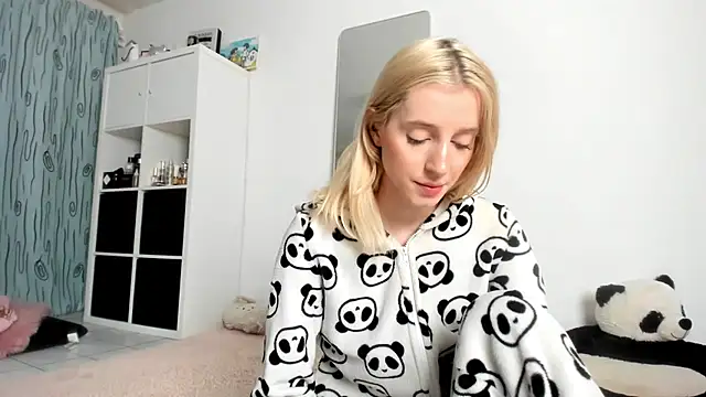 Snapshot of KenzieDawton chatting on October 16, 2025, 6:58 am KenzieDawton online show from October 16, 2025, 6:58 am