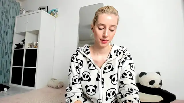 Snapshot of KenzieDawton chatting on October 18, 2025, 3:42 am KenzieDawton online show from October 18, 2025, 3:42 am