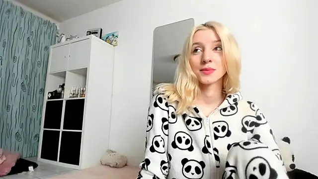 Snapshot of KenzieDawton chatting on October 19, 2025, 3:18 am KenzieDawton online show from October 19, 2025, 3:18 am