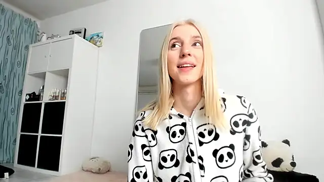 Snapshot of KenzieDawton chatting on October 22, 2025, 3:18 am KenzieDawton online show from October 22, 2025, 3:18 am