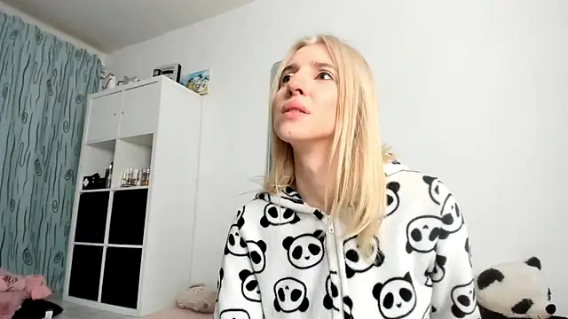 Snapshot of KenzieDawton chatting on October 24, 2025, 3:36 am KenzieDawton online show from October 24, 2025, 3:36 am