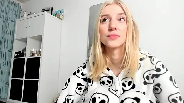 Snapshot of KenzieDawton chatting on October 25, 2025, 3:36 am KenzieDawton online show from October 25, 2025, 3:36 am