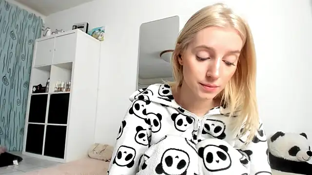 Snapshot of KenzieDawton chatting on October 26, 2025, 4:29 am KenzieDawton online show from October 26, 2025, 4:29 am